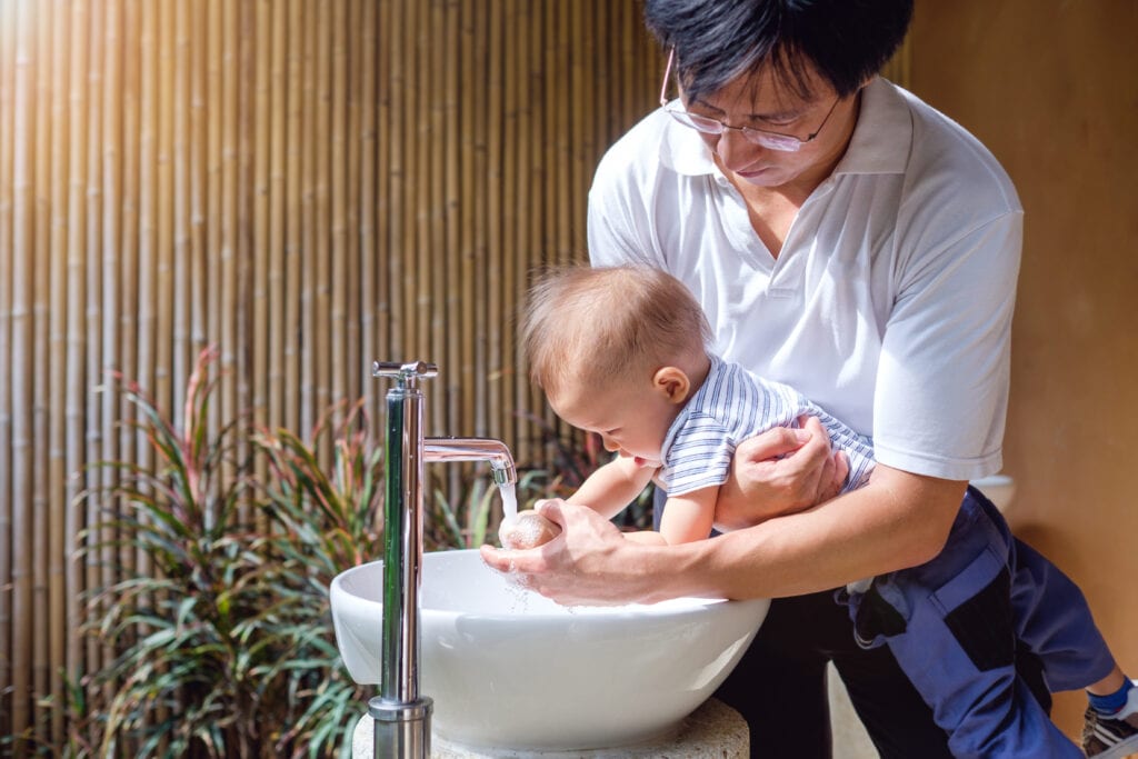 Father-washes-kids-hands